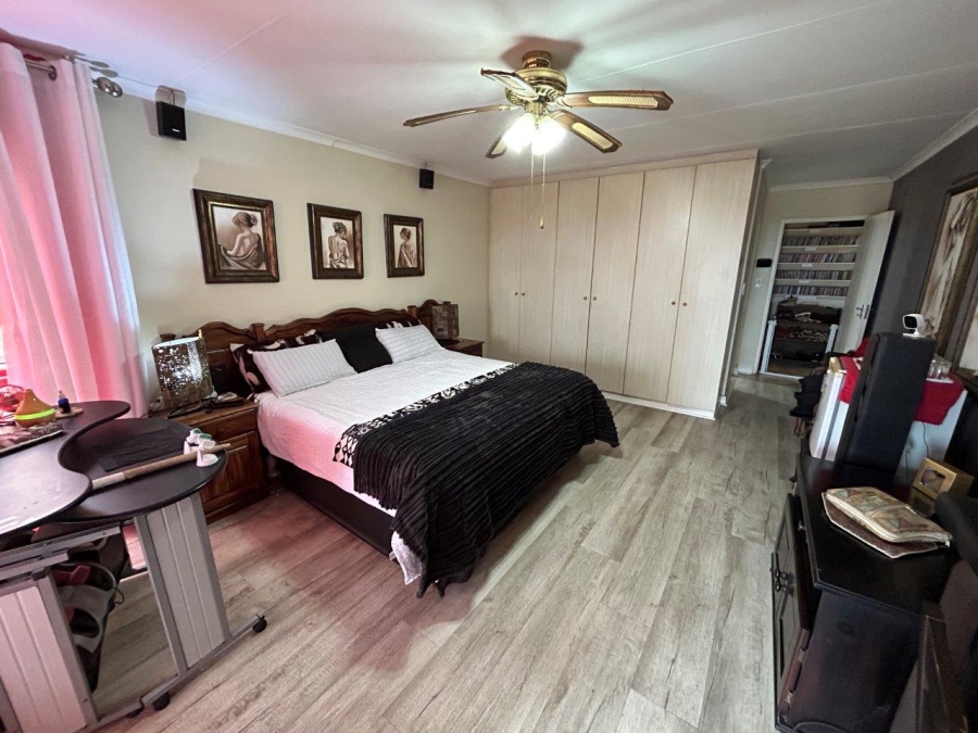 6 Bedroom Property for Sale in Wavecrest Eastern Cape